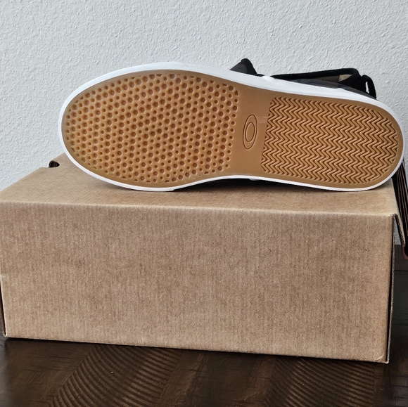 Oakley men's Slipons size 11 - Picture 4 of 4